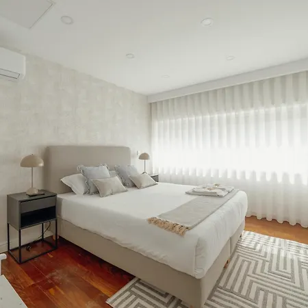 Modern Grand Seaside & Seaview By Vacationy *