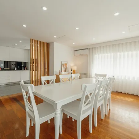 Modern Grand Seaside & Seaview By Vacationy *