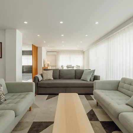 Modern Grand Seaside & Seaview By Vacationy